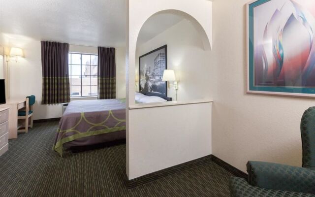 Super 8 Motel - Tulsa Downtown East