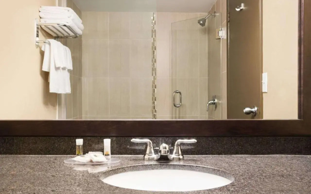 Econo Lodge Causeway Bay