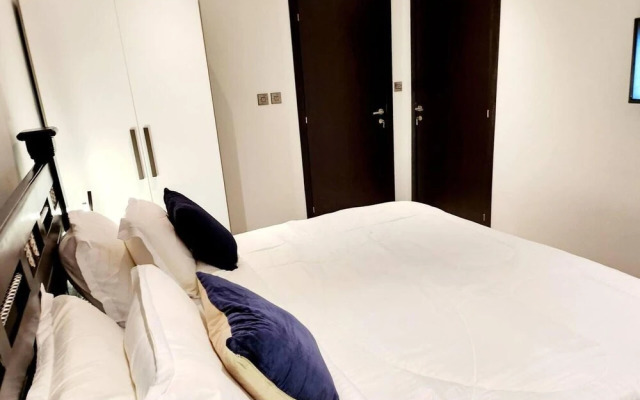 Elegant & Luxury Gem-5 Star Location -pools, Gym!