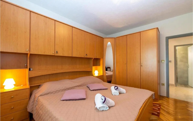 Three-Bedroom Apartment in Rovanjska