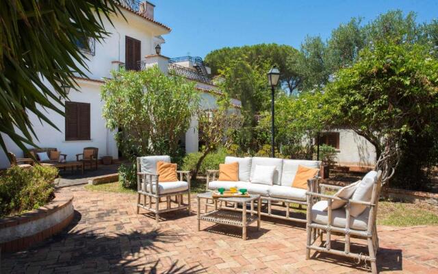 Una Scogliera sul Mare con Piscina by Wonderful Italy