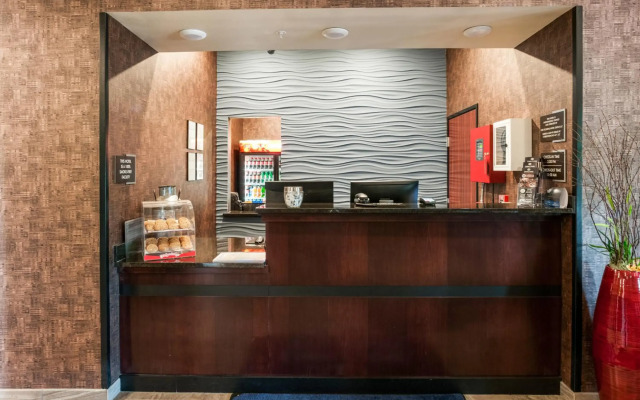 Cobblestone Hotel & Suites - Appleton International Airport