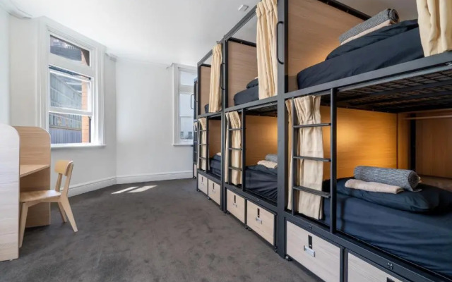 Shakespeare Backpackers Int'l Hostel