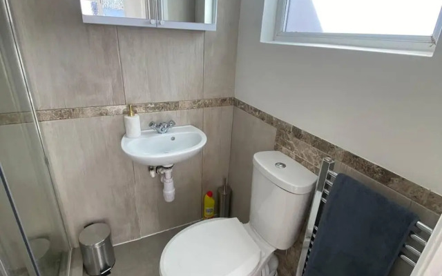 Leslie Road Retreat - Charming 4-bed House