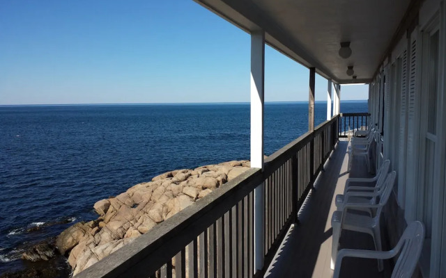 Bearskin Neck Motor Lodge