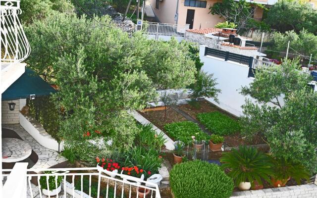 Mihovilovic - 50 m from beach - A2(6+1)