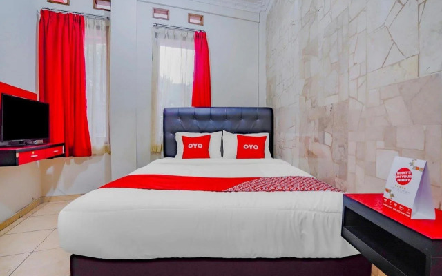 OYO Life 90035 Merci Club