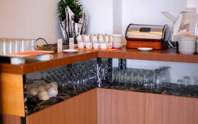 De La Charis Hotel by Waringin Hospitality