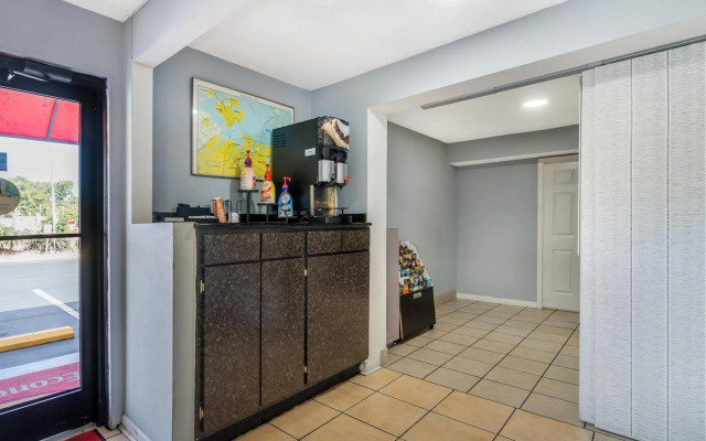 Econo Lodge Inn & Suites