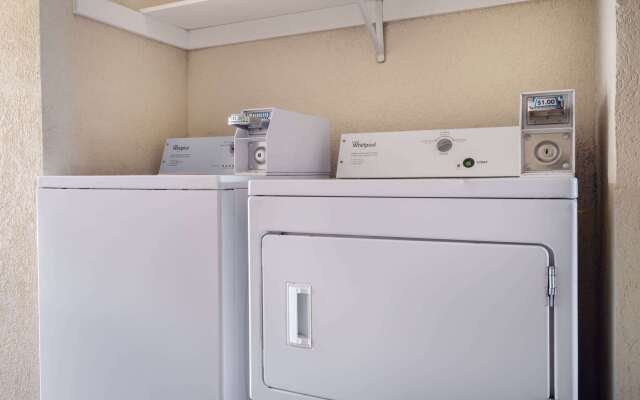 Days Inn by Wyndham Macon I-475