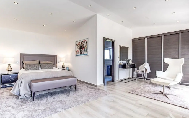 Goldeneye Luxury 6 Bedroom Villa With Infinity P