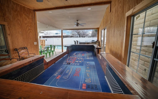 Vibrant In Vegas - 4 Bd With Shimmering Pool! 4 Bedroom Home by RedAwning