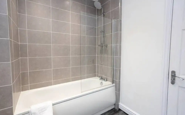 Spacious House With Parking Near Heaton Park