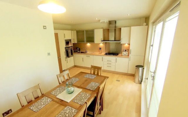 Charming 4 Bedroom Apartment by Royal Botanic Garden