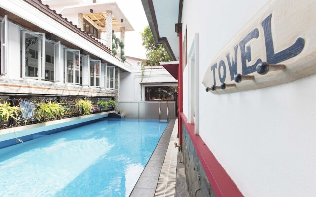 RedDoorz Near TB Simatupang