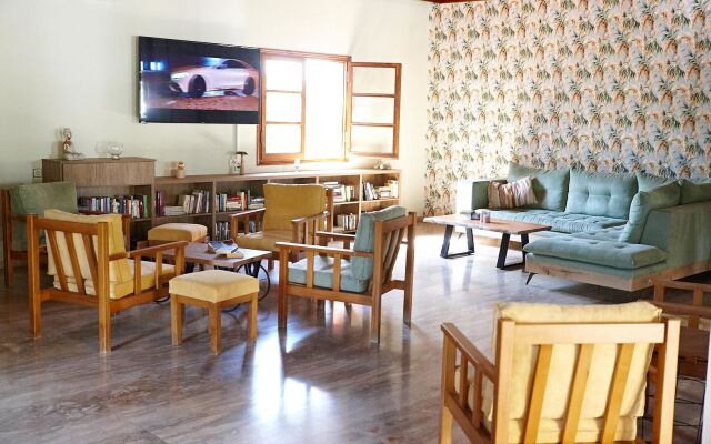 Eleaterra Hotel