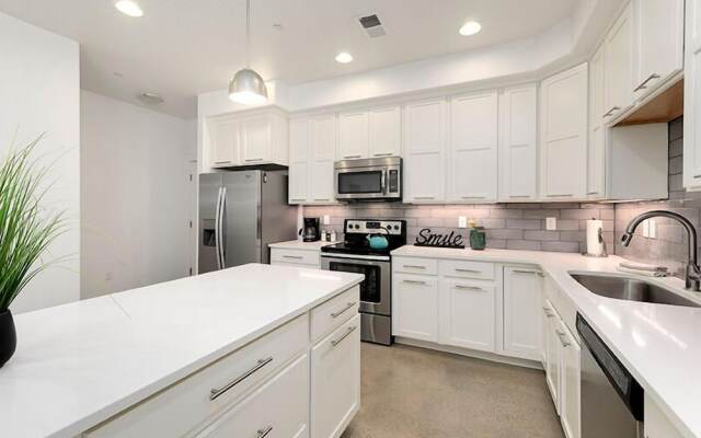Gorgeous Townhome Steps From the Brewery District!