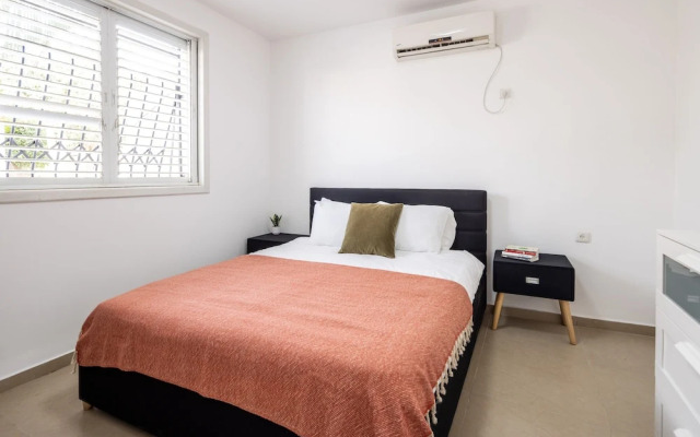 Poleg Serenity Villa by Sea N' Rent