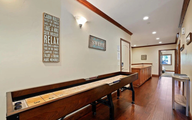 Tahoe Woods Villa - Walk to Beach and Gondola/ Heavenly Ski