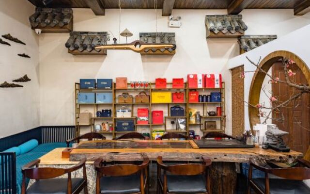 Fenghuang Qingwu river view homestay