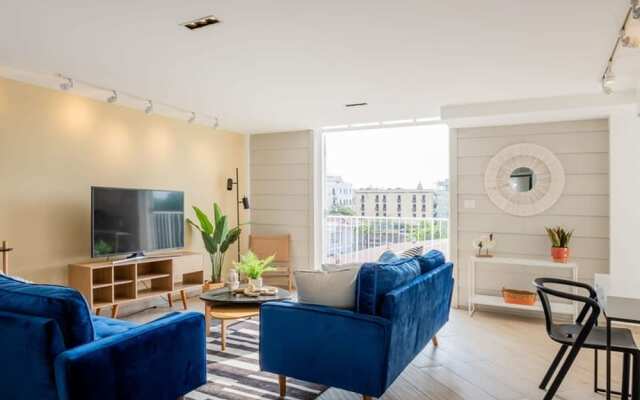 w Lovely 3BR With Modern Balcony in Panama