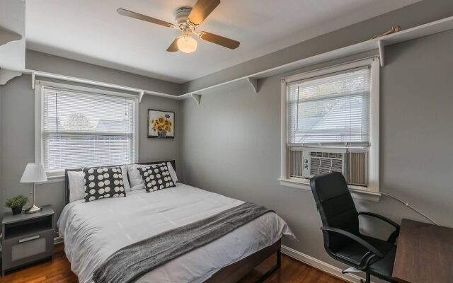 Gorgeous House with Pool Table 1 block to metro