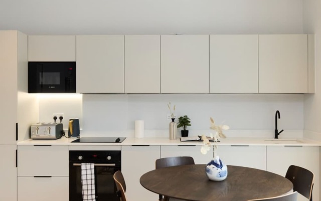 The Brondesbury Quarters - Modern 2bdr Flat With Balcony Parking