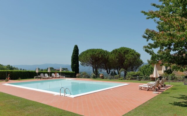 Cozy Holiday Home in Tuscany With Swimming Pool