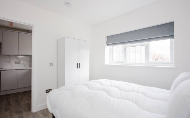 Designer 2 Bedroom Apartment in West London