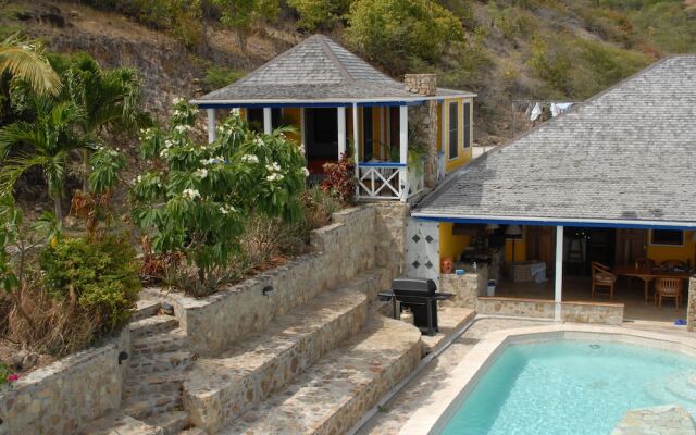 "the Carib House 5 Bedrooms And Pool Close To Beach"