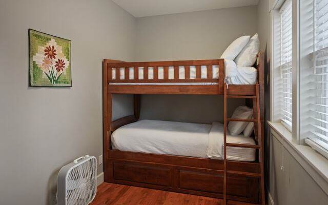 Spacious Five Peaks Home with Soaking Tub and BBQ by RedAwning