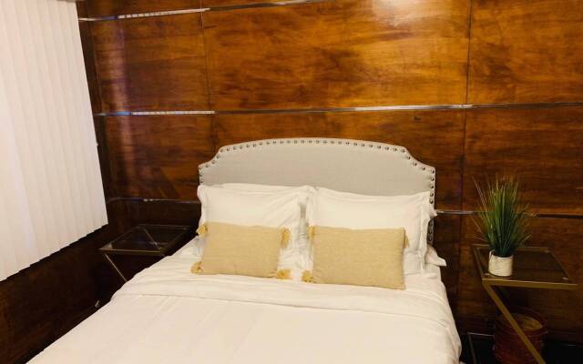 Spacious Luxury home, 5 min to Detroit golf club/ 4 car free parking!