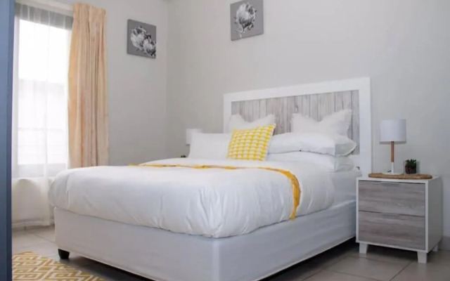 Contemporary Spacious & Comfortable Apartment