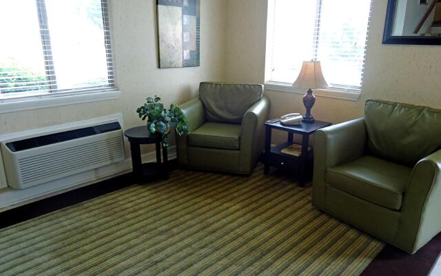 HomeTowne Studios & Suites by Red Roof Greensboro