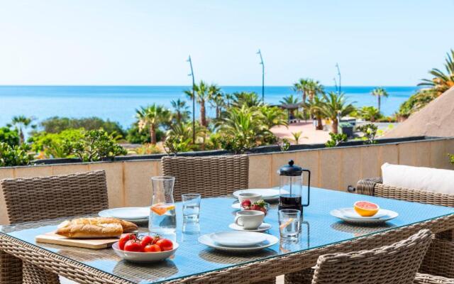Beach apartment with terrace and private parking