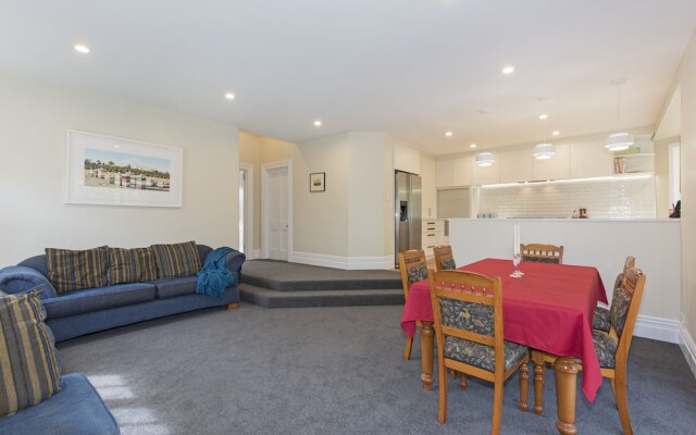 Large Spacious family home, close Devonport & Beaches