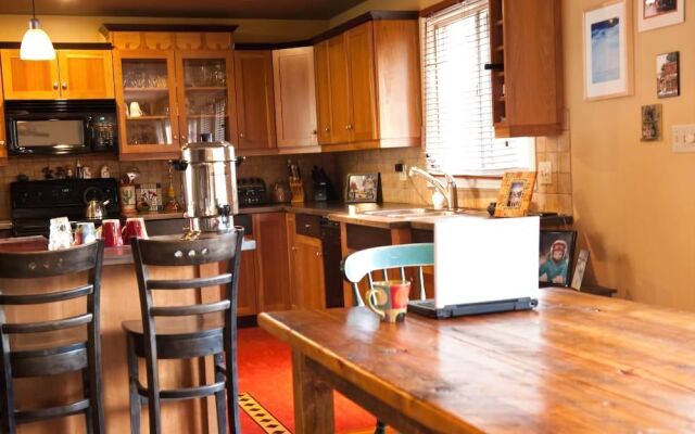 Auberge Kicking Horse Guest House