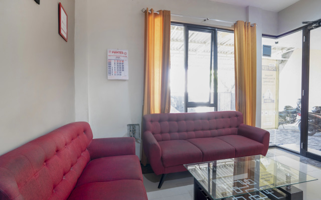 RedDoorz Syariah near Airlangga University Campus B