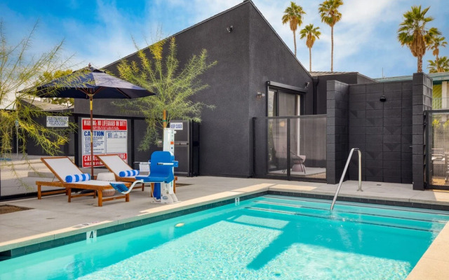 Blackhaus Suites by AvantStay – Modern Comfort in Downtown Palm Springs
