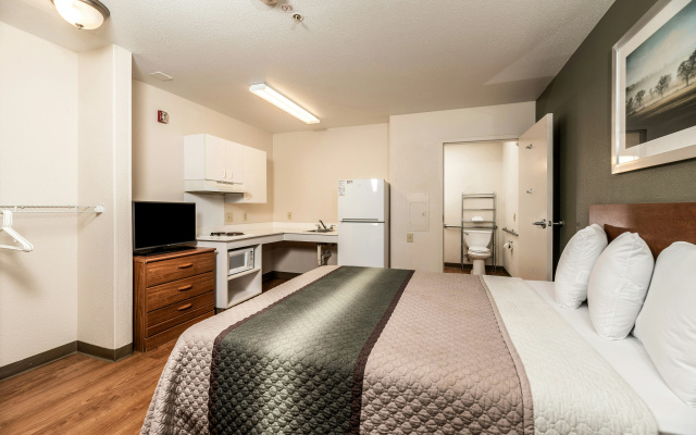 HomeTowne Studios by Red Roof Fresno - West