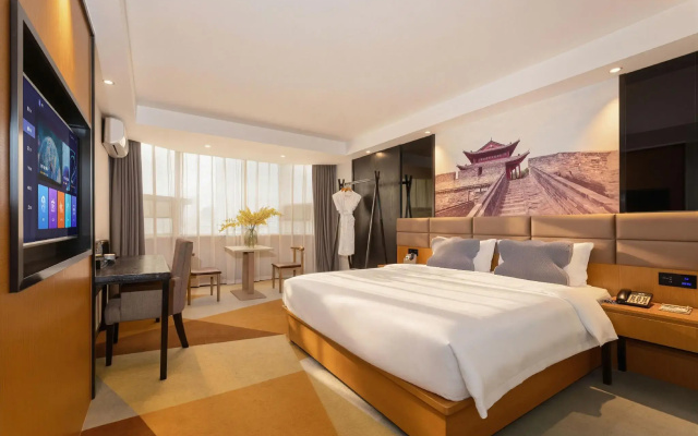 Chonpines Hotels· Jingzhou Ancient City Dongmen