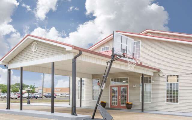 Super 8 by Wyndham Talladega AL