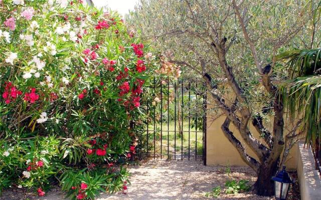 Villa With one Bedroom in Maussane-les-alpilles, With Pool Access, Fur