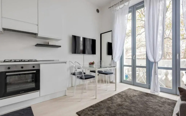 Easylife - L abbraccio dell affascinante P Romana