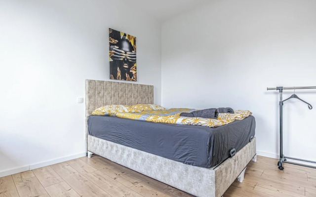 Cozy 3BR Apt with Garden Sleeps 10