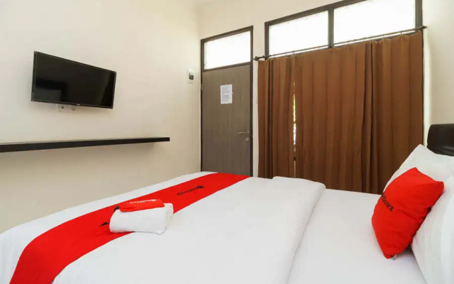 RedDoorz@ Cangkring street Cirebon