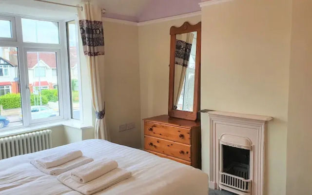 Large 5 Bedroom House Terrace Parking