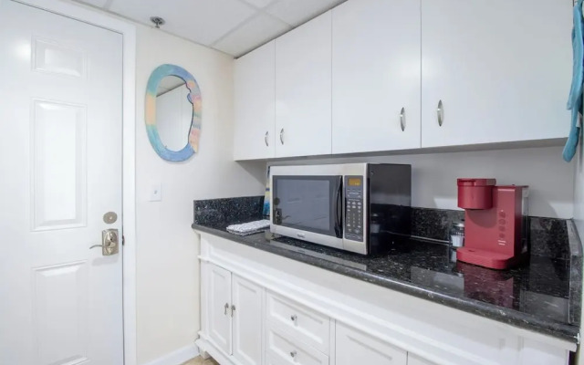 Beachfront King Suite Balcony + Jacuzzi