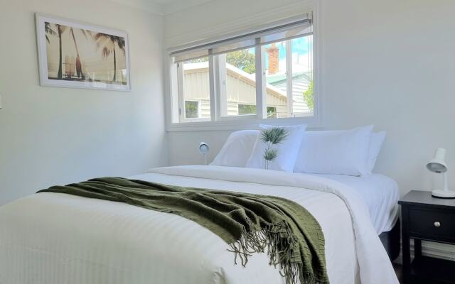 Cheerful 5 - Bedroom Home - Free Parking