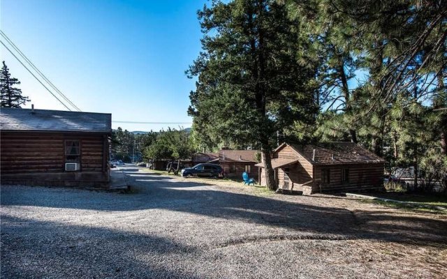 Perfect Cabin, 2 Bedrooms, Fireplace, Midtown, Sleeps 5